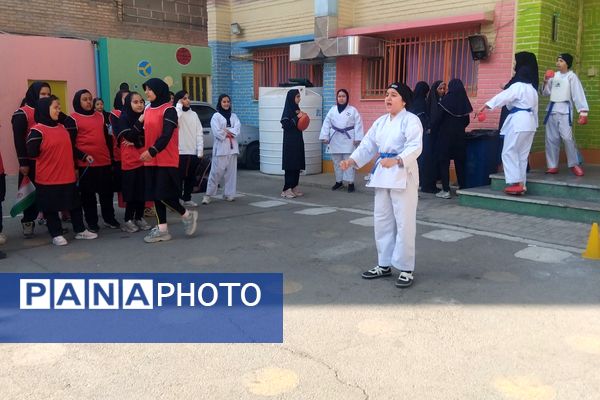 گرامیداشت هفته تربیت بدنی در مدارس دکتر رزمی و شهید مجید مجیدی ناحیه دو شهرری 