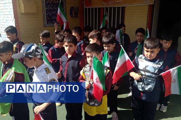 اجرای سرود ای‌ایران در برنامه صبحگاهی دبستان سعدی