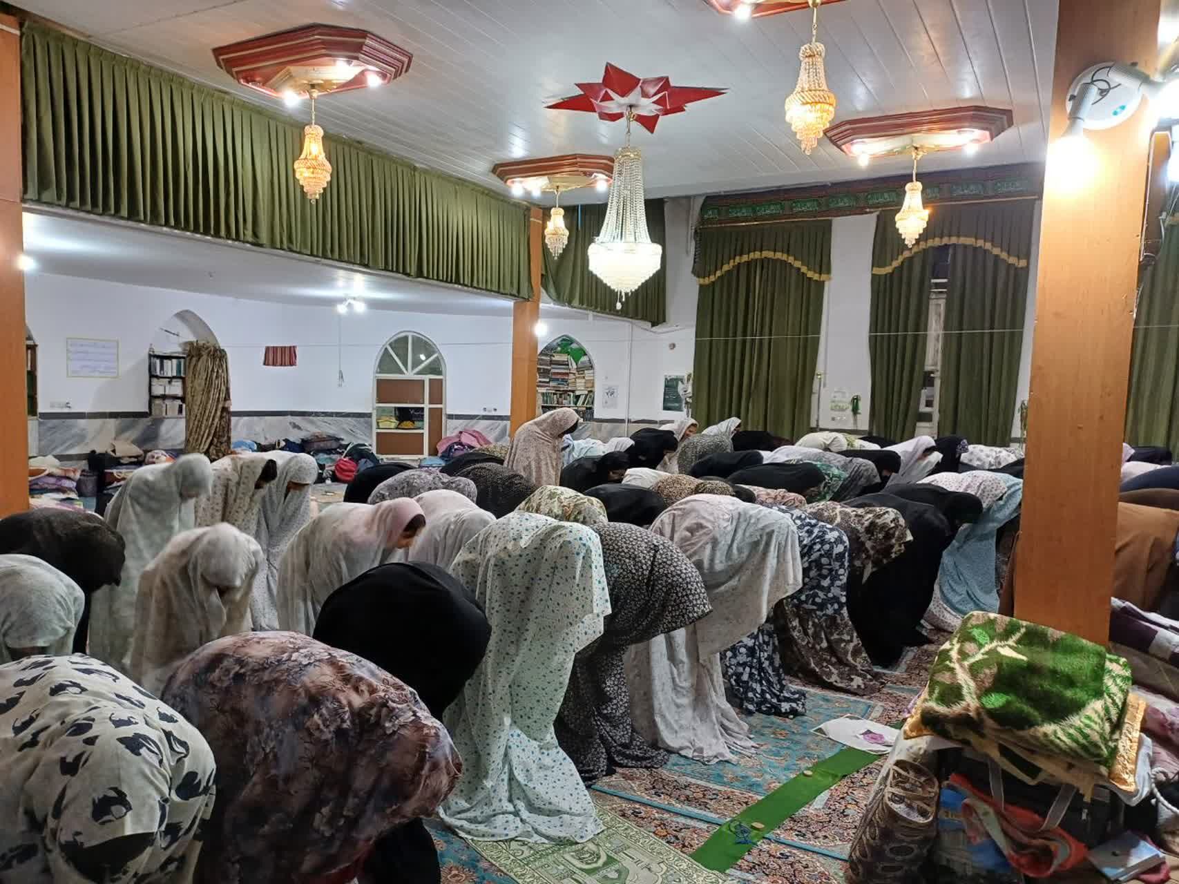 حضور ۷۲ دانش‌آموز دختر معتکف به نیت ۷۲ شهید کربلا در مسجد باب الحوائج شیروان