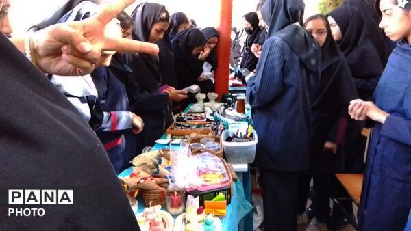 نمایشگاه هنر آفرین ،فروش محصولات و صنایع دستی در دبیرستان عزت طلایی 