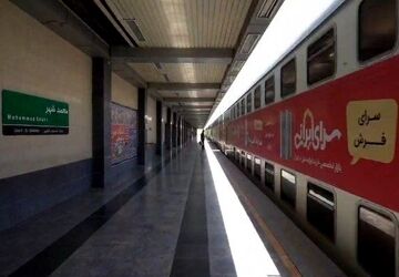 در جست‌وجوی آخرین ثانیه  از مردمی که برای وداع می‌دوند