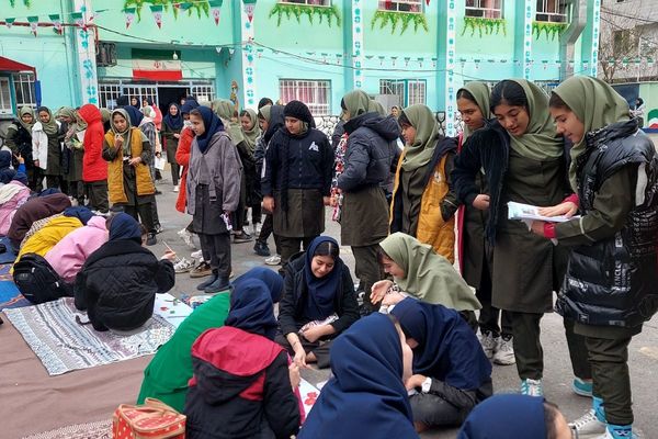 نمایشگاه دست سازه‌های دانش‌آموزان مدرسه شهید شرافت بهارستان‌دو