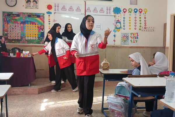 مانور تخلیه اضطراری و آمادگی برای لحظات بحرانی در مدرسه معراج بهارستان‌دو