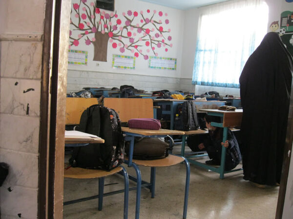 اجرای مانور زلزله در دبستان سمیه قم