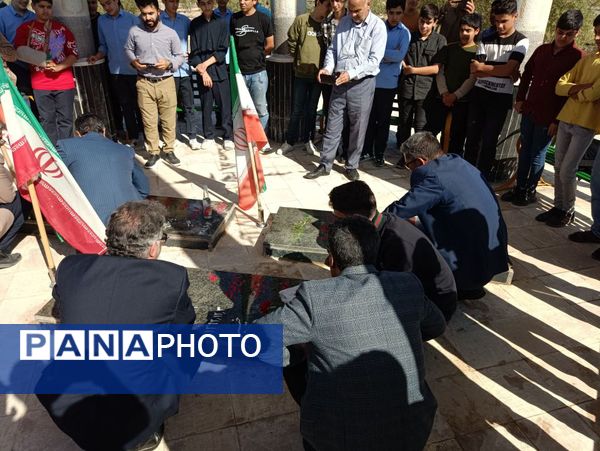 غبارروبی مزار شهدای گمنام دانشگاه آزاد اسلامی واحد کاشمر 