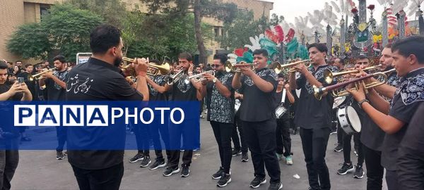 استقبال عزاداران حسینی از کاروان نمادین اسرای کربلا در قم