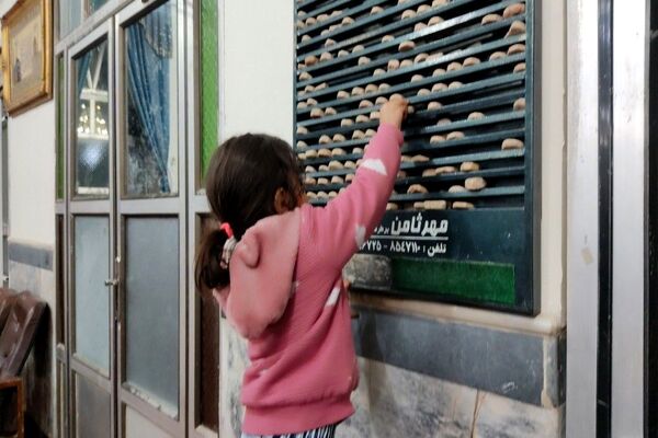 اقامه نماز جماعت باحضور معتکفین در مسجد جامع شهر بار نیشابور 