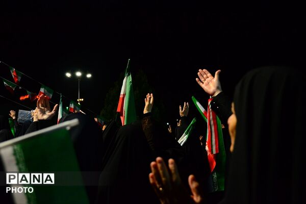 تقدیر از معلمان و فعالان فرهنگی در هفته گرامیداشت مقام معلم در میدان شهید بروجردی 