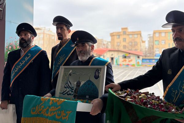 خادمان مسجد جمکران پرچم متبرک را به مدرسه شهید همت آوردند