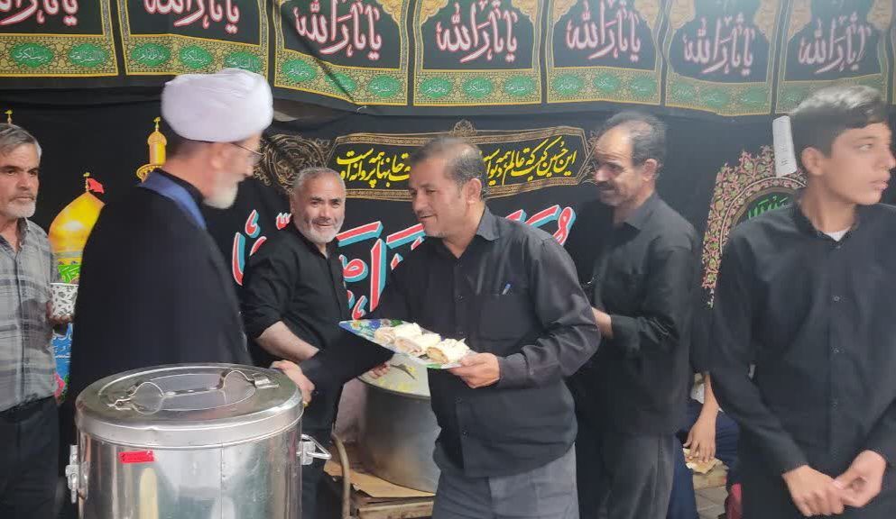 ایستگاه صلواتی قهاوند پذیرای زائران امام حسین(ع) شد