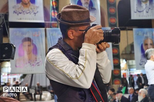 هنرمندان پای کار انقلاب
