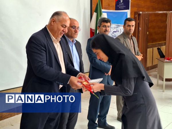 تجلیل از دانش‌آموزان مقام آور و فعالان جشنواره نوجوان خوارزمی