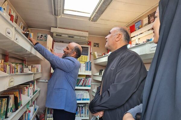 آیین نواختن زنگ دانایی در دبستان آیت‌الله خامنه‌ای در اسلامشهر