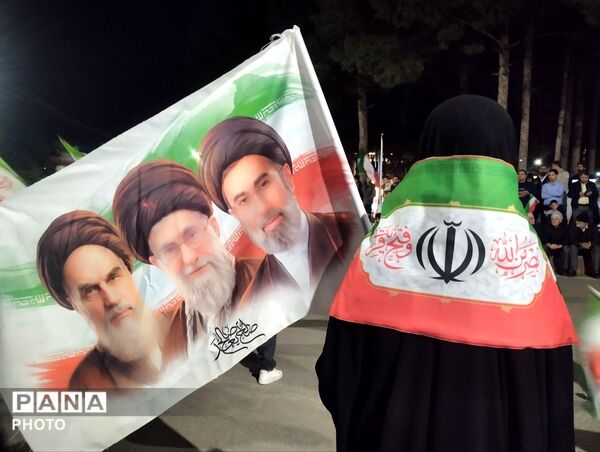 حضور پرشور مردم در سی و یکمین شب بیعت؛ آیین وحدت در روز جمهوری اسلامی