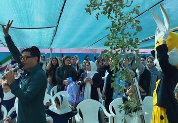برگزاری جشن شکوفه ها در دبستان دخترانه قیام ناحیه ۳ اصفهان