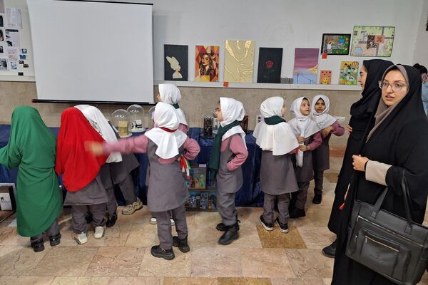 جشنواره "ایران رنگارنگ" در هنرستان سعادت پردیس