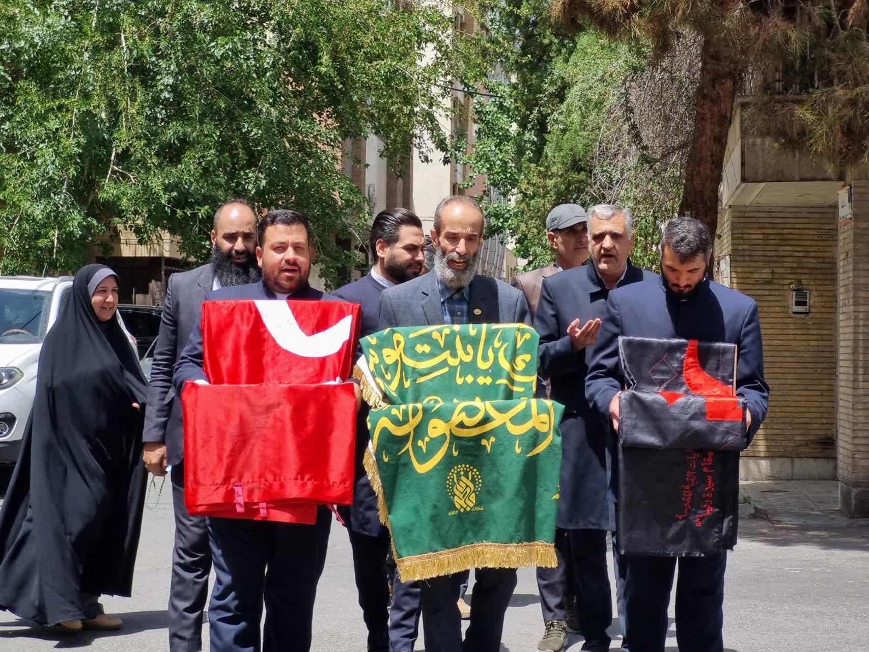 پرچم گردانی حرم مطهر امام رضا (ع) در دبیرستان دخترانه خدیجه کبری (س) ناحیه۴ اصفهان