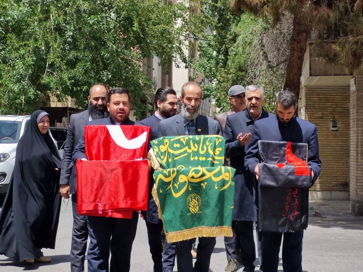 پرچم گردانی حرم مطهر امام رضا (ع) در دبیرستان دخترانه خدیجه کبری (س) ناحیه۴ اصفهان