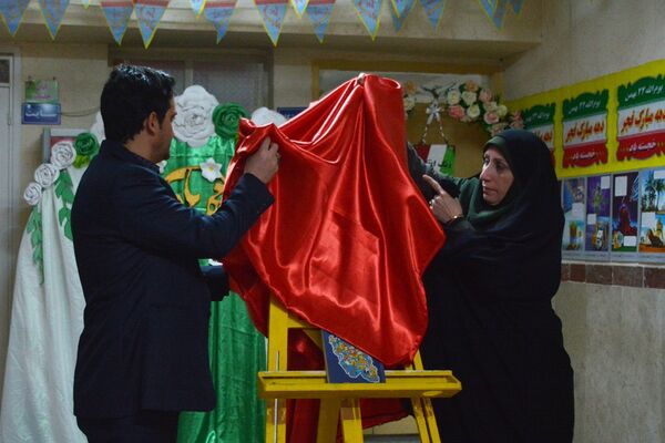فانوس به دبیرستان حکمت آمد