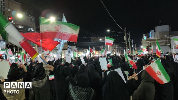 زنان و دختران سرخسی در صف اول دفاع از رهبری و ارزش‌ها