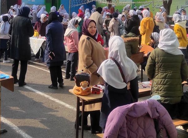 برپایی بازارچه نوروزی در دبستان شهید عباسی مشهد