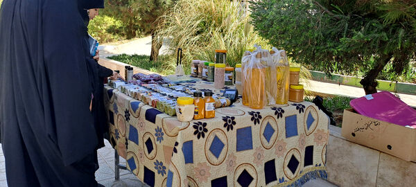 نمایشگاه محصولات دستی بانوان در بوستان نرگس قم
