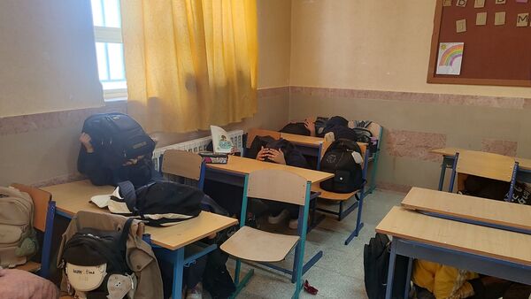 مانور زلزله در مدرسه محمد باقر بهزاد