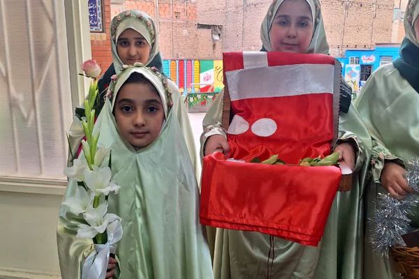 پرچم متبرک امام حسین(ع) میهمان دانش‌آموزان مدرسه زنده‌یاد قمصری