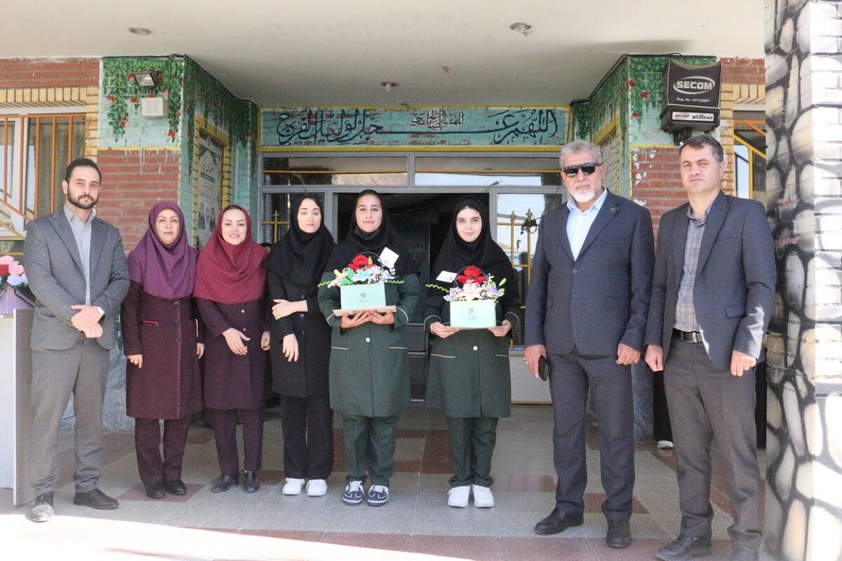 تجلیل مدیر آموزش‌وپرورش از دانش‌آموزان رتبه اول جشنواره نوجوان خوارزمی فیروزکوه