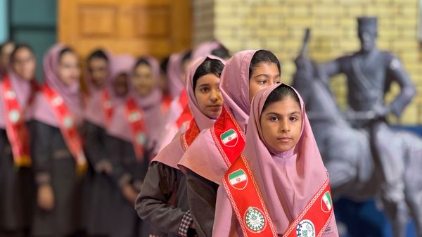 بازدید دبیر قرارگاه عدالت تربیتی از نمایشگاه «ایرانمون» در بوشهر