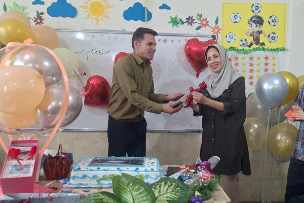 معلم مشعل دانش و چراغ هدایت است