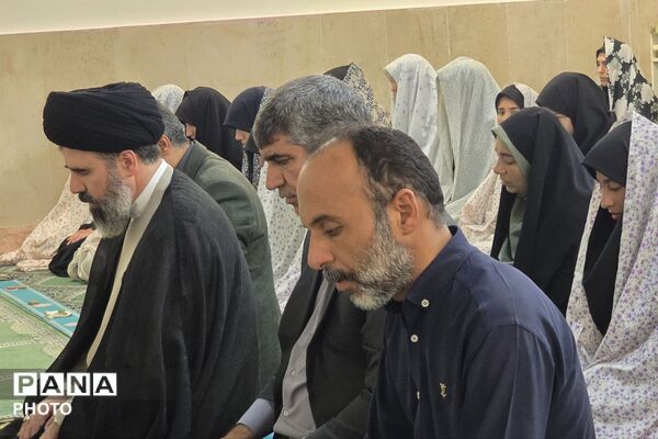 اقامه نماز جماعت ظهر در جمع دانش‌آموزان مدرسه شمس تبریزی