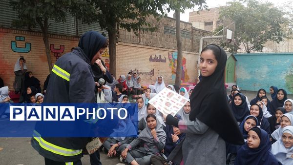 برنامه آموزشی اطفا حریق در مدرسه مهندس رحمانی فرد مشهد
