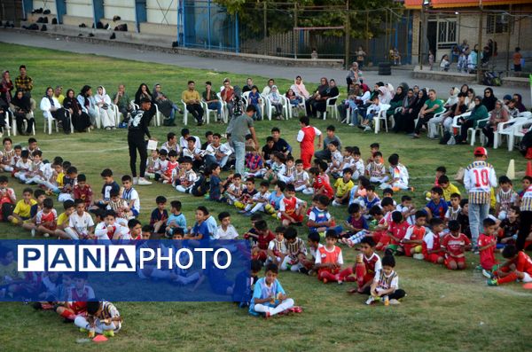 اختتامیه کلاس‌های اوقات فراغت فوتبال در سالن تربیت‌بدنی شهید عابدی