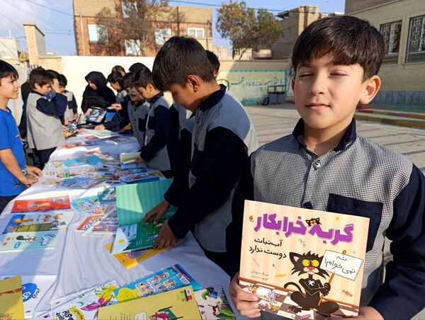 برگزاری نمایشگاه کتاب در دبستان معلم دو آشخانه 