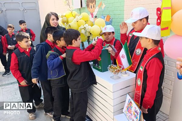 جشن عاطفه‌ها در دبستان ایمان همزمان با سراسر کشور