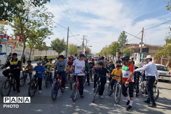رکاب‌زنی دوچرخه سواران همزمان با گرامیداشت هفته نیروی انتظامی و روز جهانی کودک