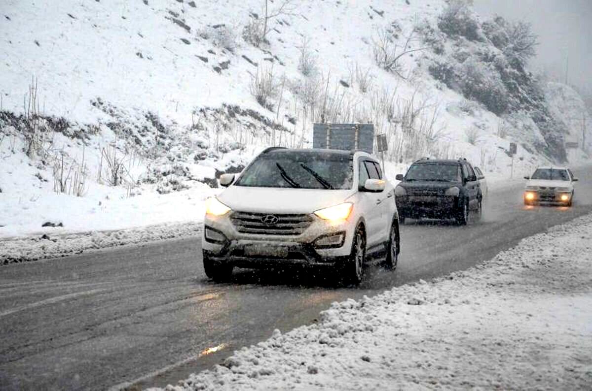 برف و باران در جاده‌های ۲۶ استان کشور
