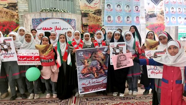 دانش آموزان دبستان بی بی کیا در راهپیمایی ۱۳ آبان