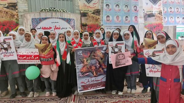 دانش آموزان دبستان بی بی کیا در راهپیمایی ۱۳ آبان