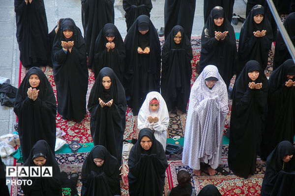حضور باشکوه عزاداران عاشورایی در نماز جماعت ظهر