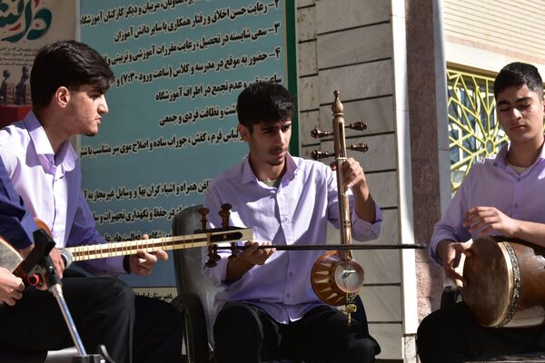 جشن روز دانش‌آموز در دبیرستان امام خمینی (ره) با حضور مسئولان، ورزشکاران و هنرمندان برگزار شد
