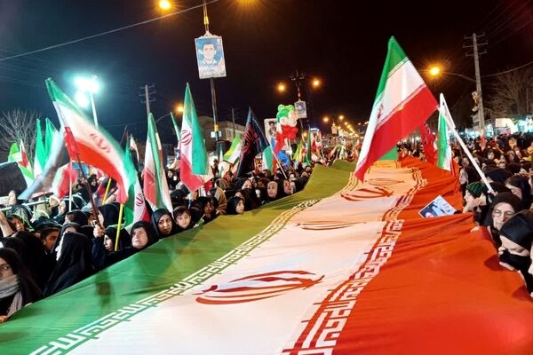 حضور پرشور مردم شهر یاسوج در خیابان‌ها 
