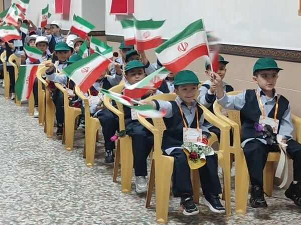 آیین جشن شکوفه‌ها در دبستان شاهد شهید بهنام محمدی ناحیه 2 کرج 