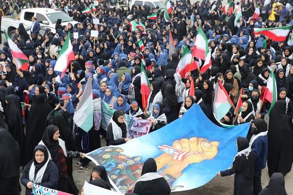 حضور پرشکوه دانش‌آموزان کهریزک و باقرشهر در راهپیمایی ۱۳ آبان