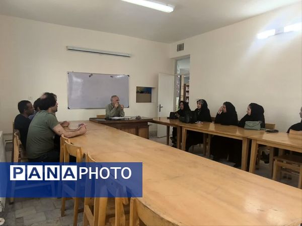 جلسه انجمن اولیا و شورای دانش آموزی در راستای برنامه‌ریزی هفته معلم