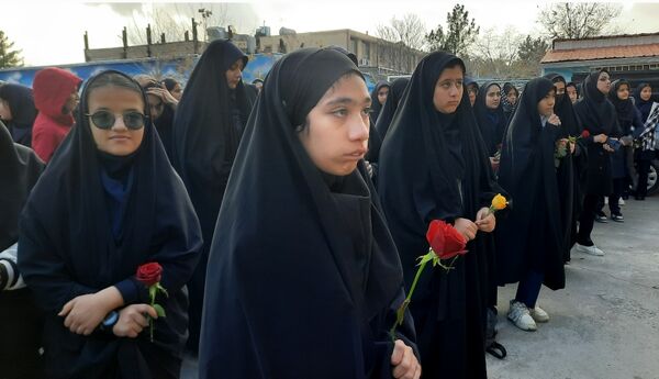 وداع دانش‌آموزان دبیرستان فرهنگیان ناحیه ۷ با شهید گمنام 