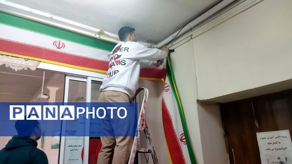 تزیین دبیرستان شاهد ابوذر غفاری نیشابور به مناسبت دهه فجر 