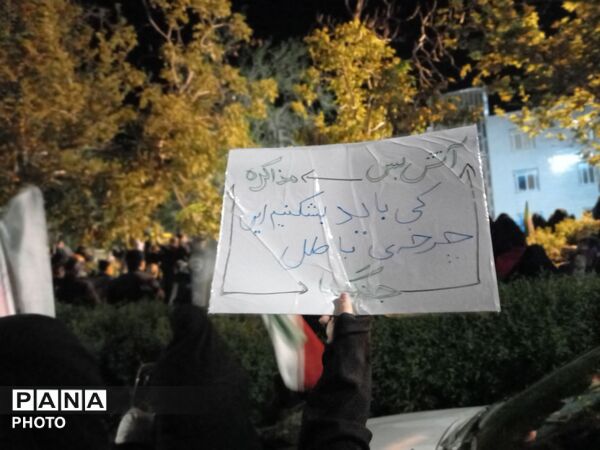 مردم تویسرکان در تجمع شبانه بر استمرار همراهی با انقلاب تأکید کردند