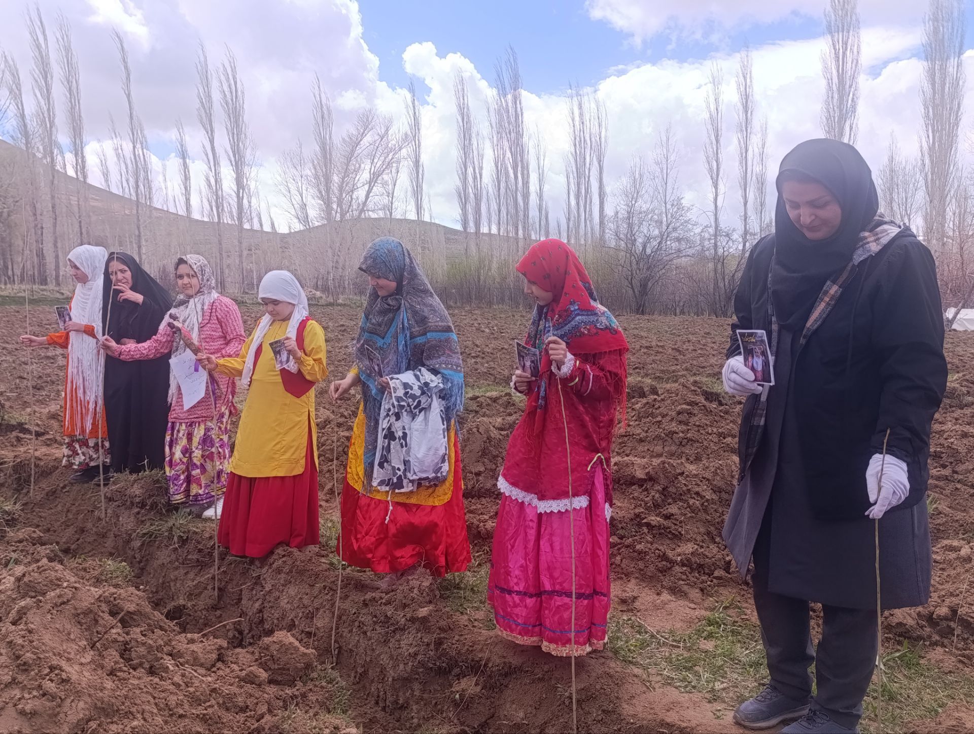 کاشت نهال در اردوگاه دانش آموزی امام خمینی(ره) منطقه ازناو شهرستان خلخال